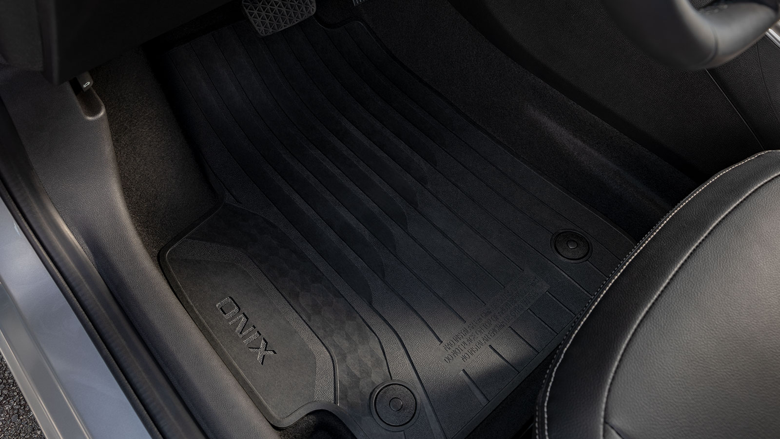 Protege el tapizado original de tu sedán deportivo con tapetes de vinil para todos los asientos de tu Chevrolet Onix 2025