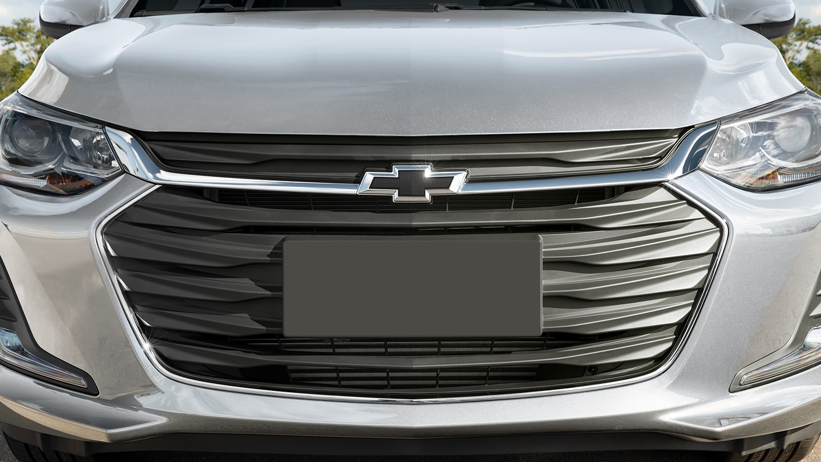 Emblema delantero negro, es parte del kit black de accesorios para Chevrolet Onix 2025, sedán deportivo