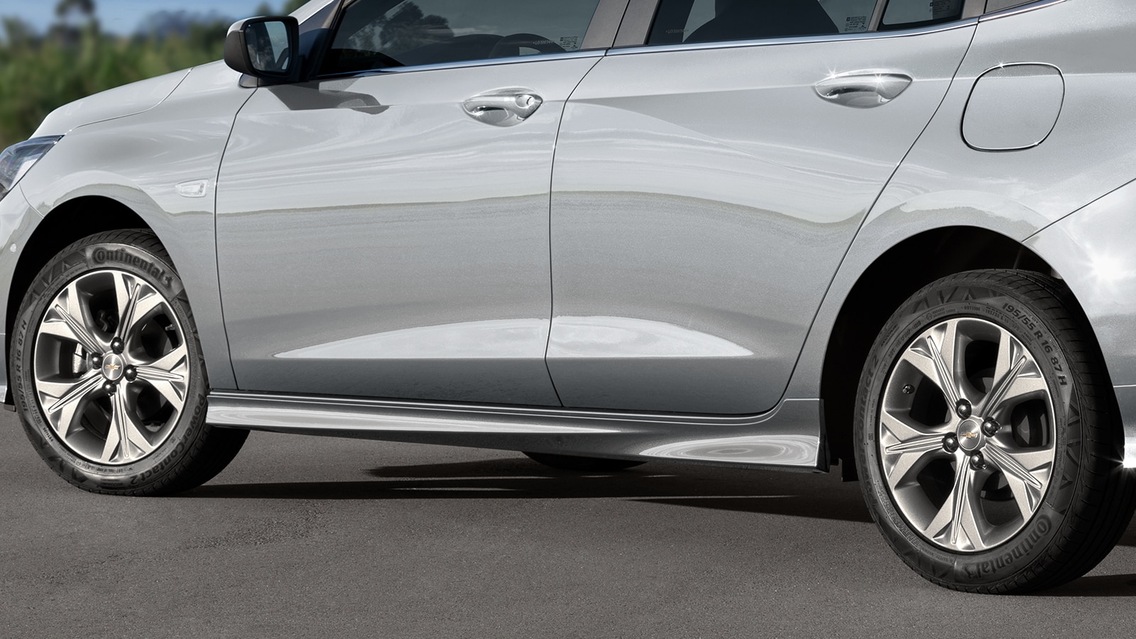 Faldones laterales, es parte del kit sport de accesorios para Chevrolet Onix 2025, sedán deportivo