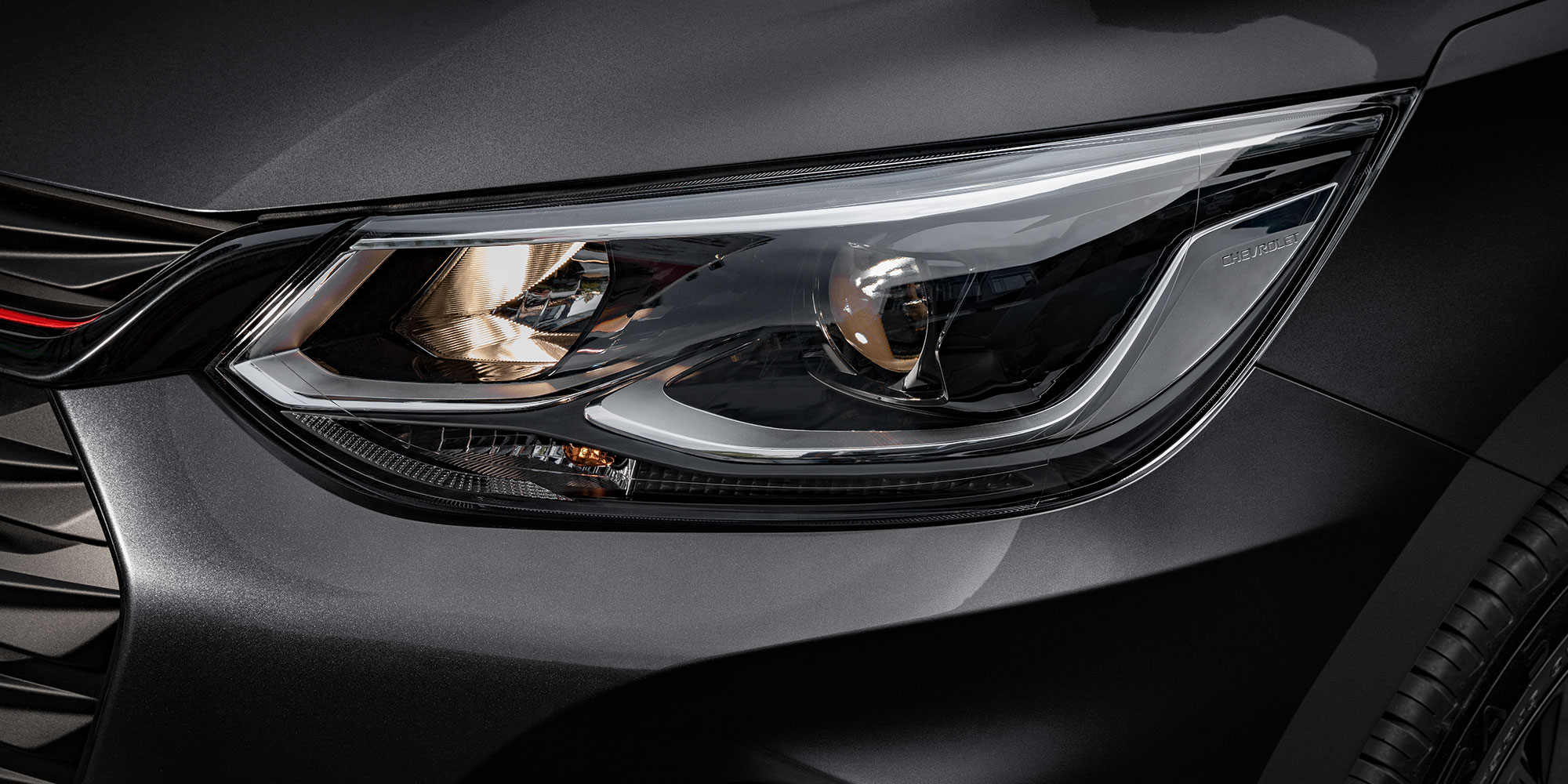 Chevrolet Onix 2025, sedán deportivo con luces delanteras de halógeno con proyector y luces diurnas LED