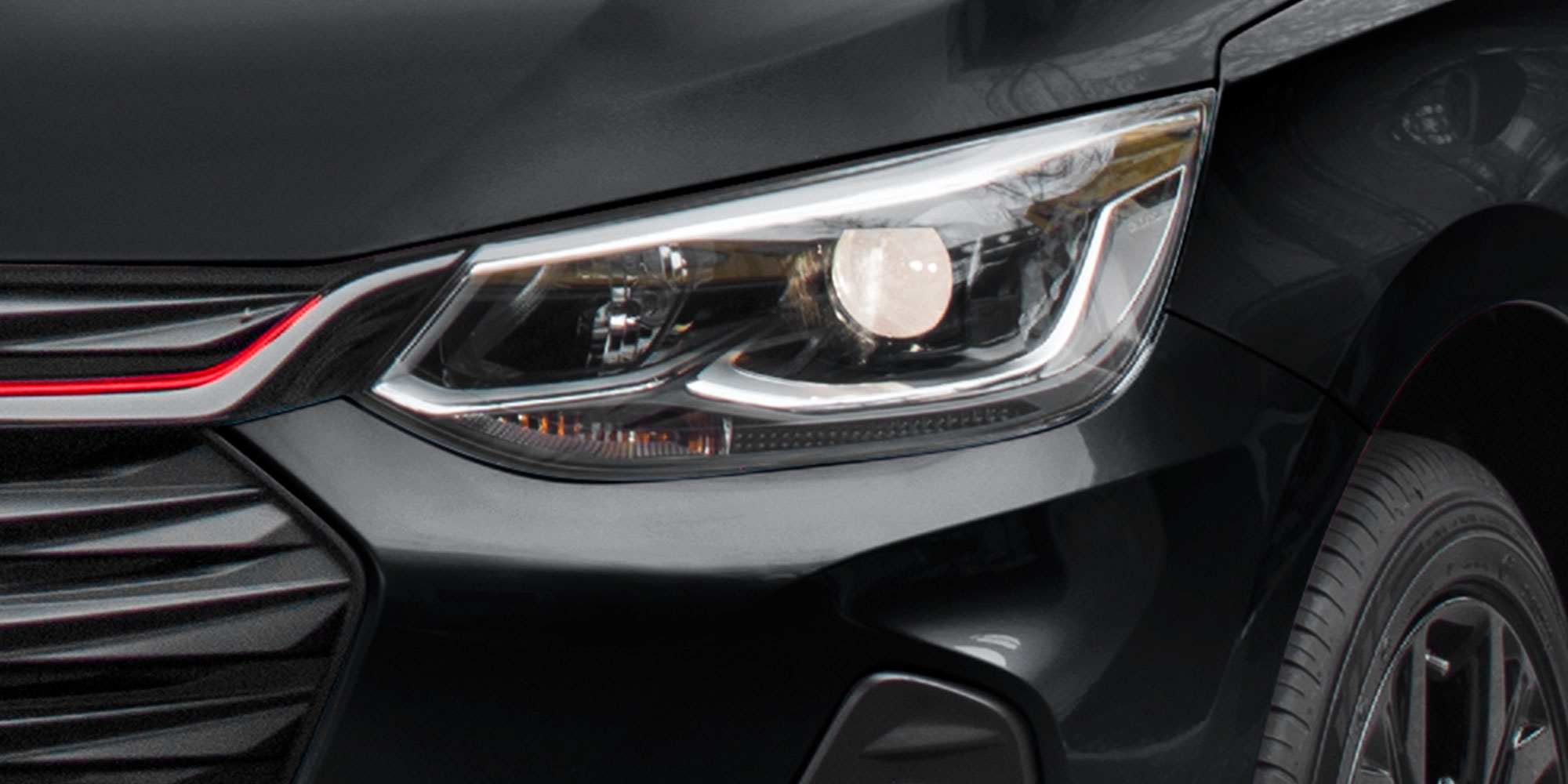 Chevrolet Onix 2025, sedán deportivo con luces delanteras de halógeno con proyector