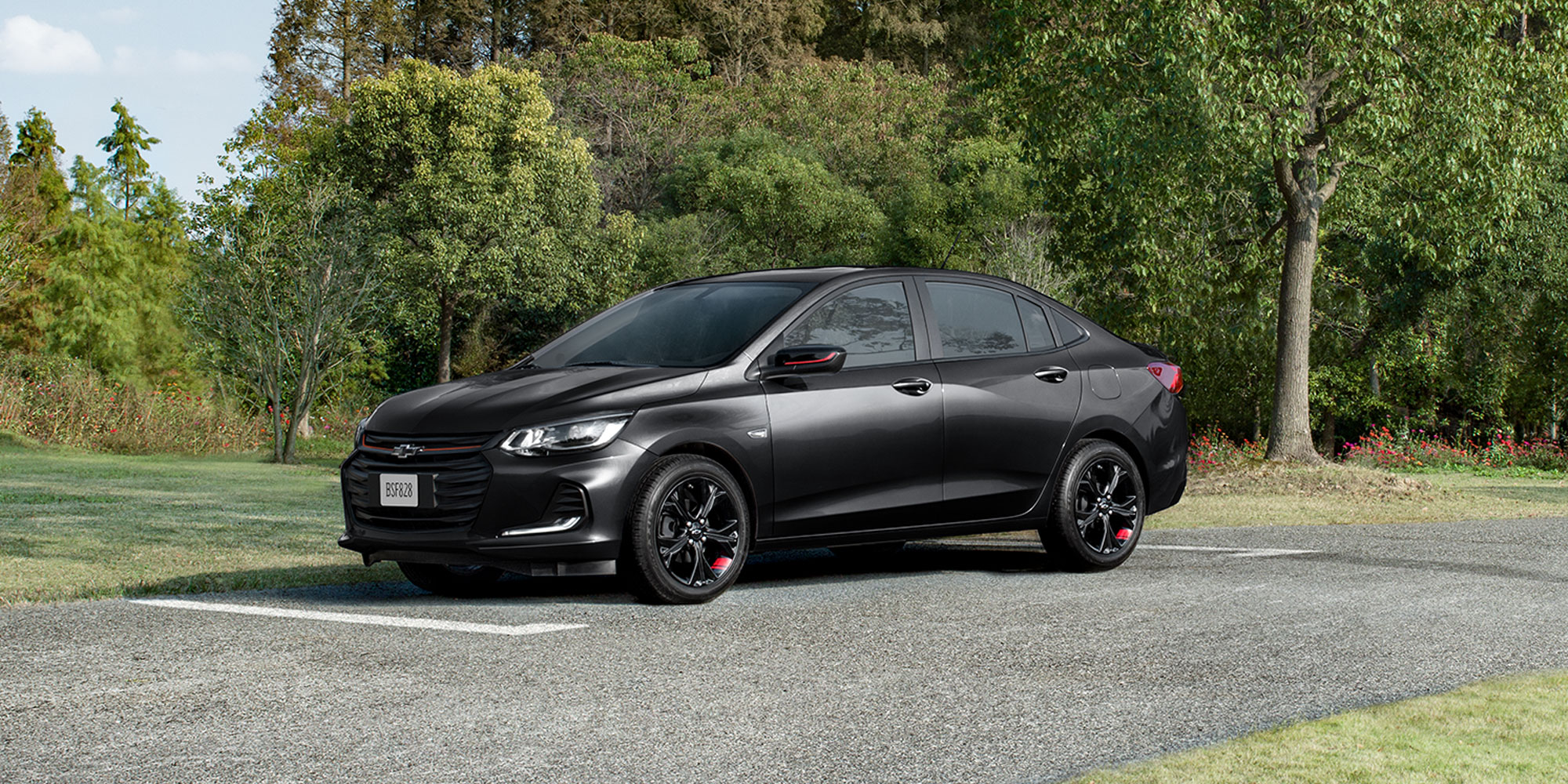 Chevrolet Onix 2025, sedán deportivo con detalles negros y acentos en rojo, líneas deportivas y un look dinámico