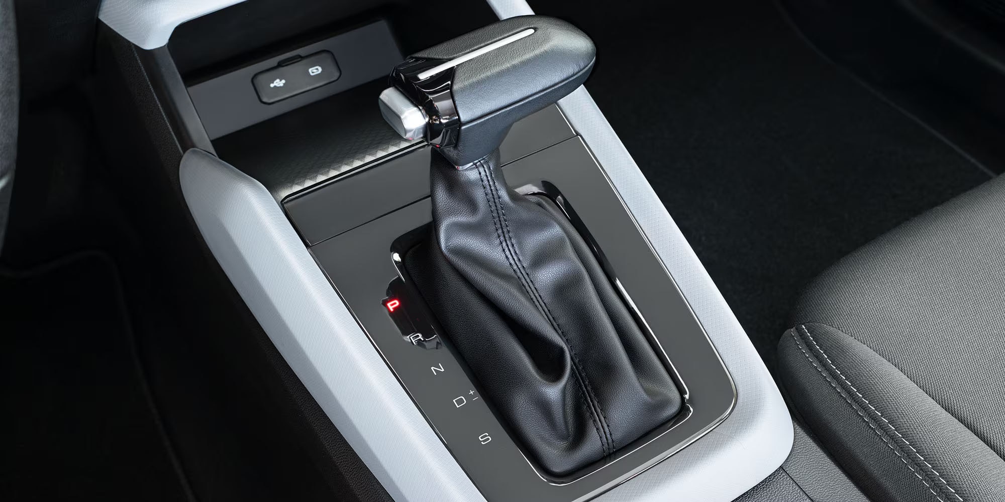 Palanca de velocidades en color negro disponible para Chevrolet Aveo sedán 2026