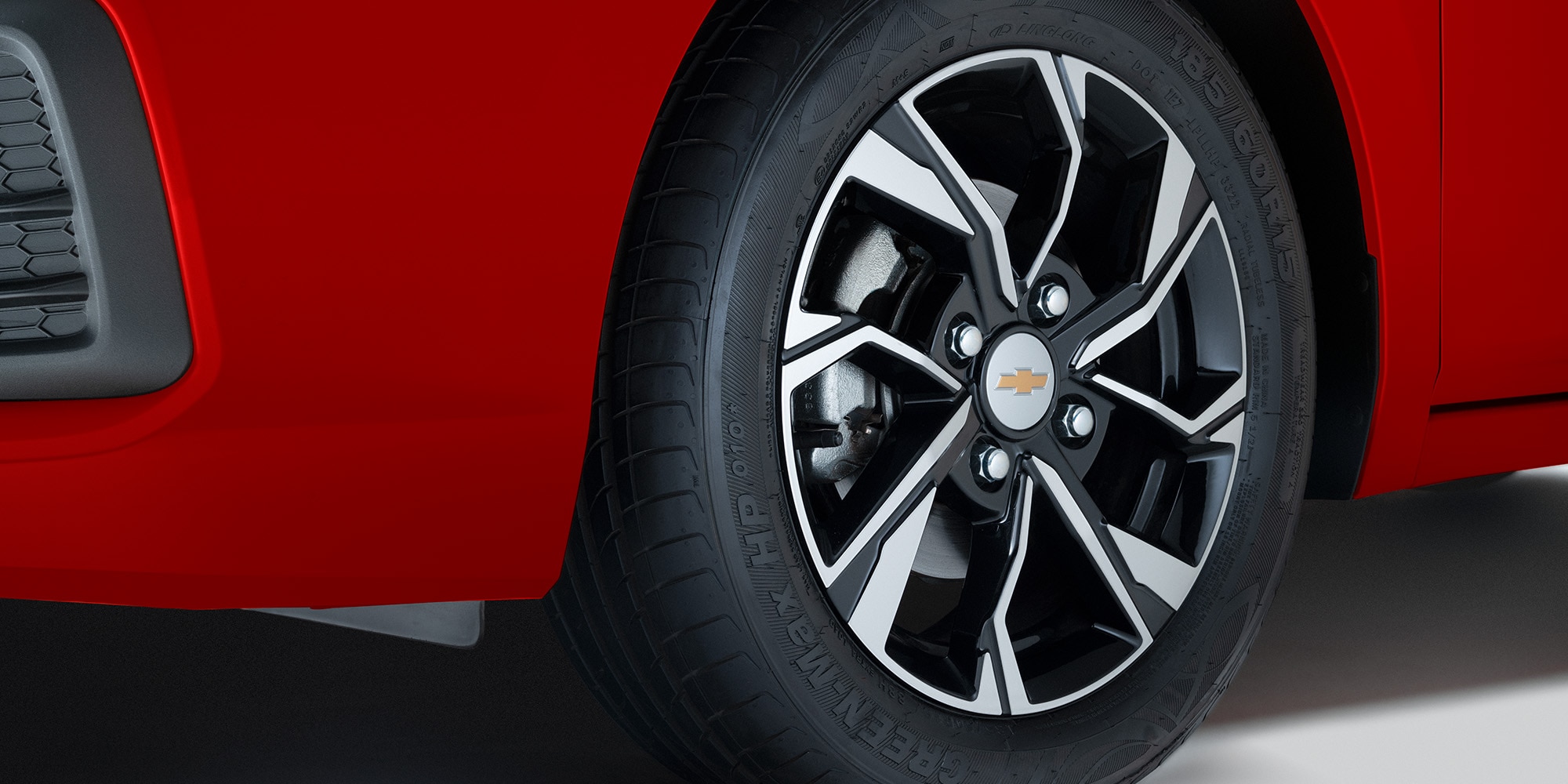 Rines de acero y aluminio disponibles para el nuevo sedán Chevrolet Aveo 2026