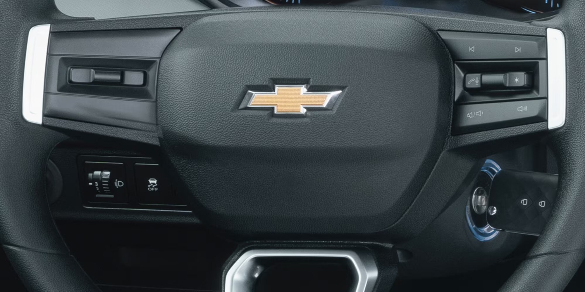 Nuevo Chevrolet Aveo Sedán 2026, con volante deportivo de 3 brazos con controles de audio