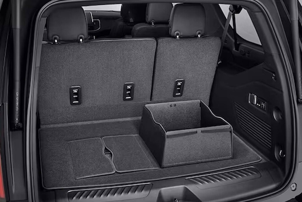 Protege el área de carga de tu Suburban 2025 con el tapete de cajuela en color negro con organizadores integrados