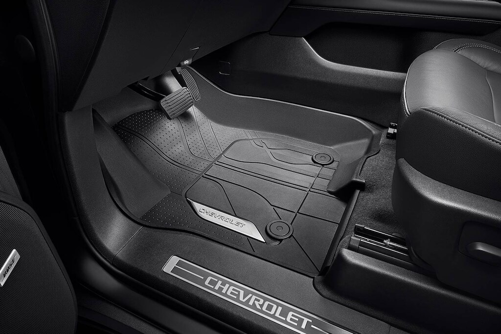 Protege el interior de tu Suburban 2025 con el tapete de vinil rígido con emblema plateado Chevrolet para primera fila